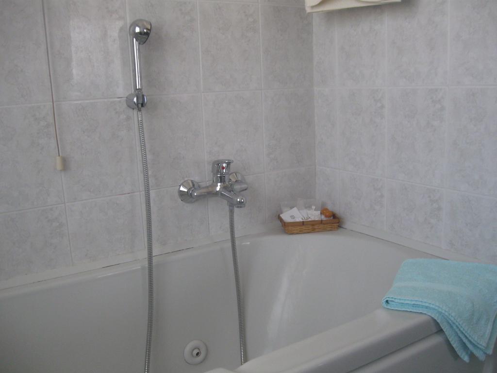 albergo del turista srl Vernasca Camera foto