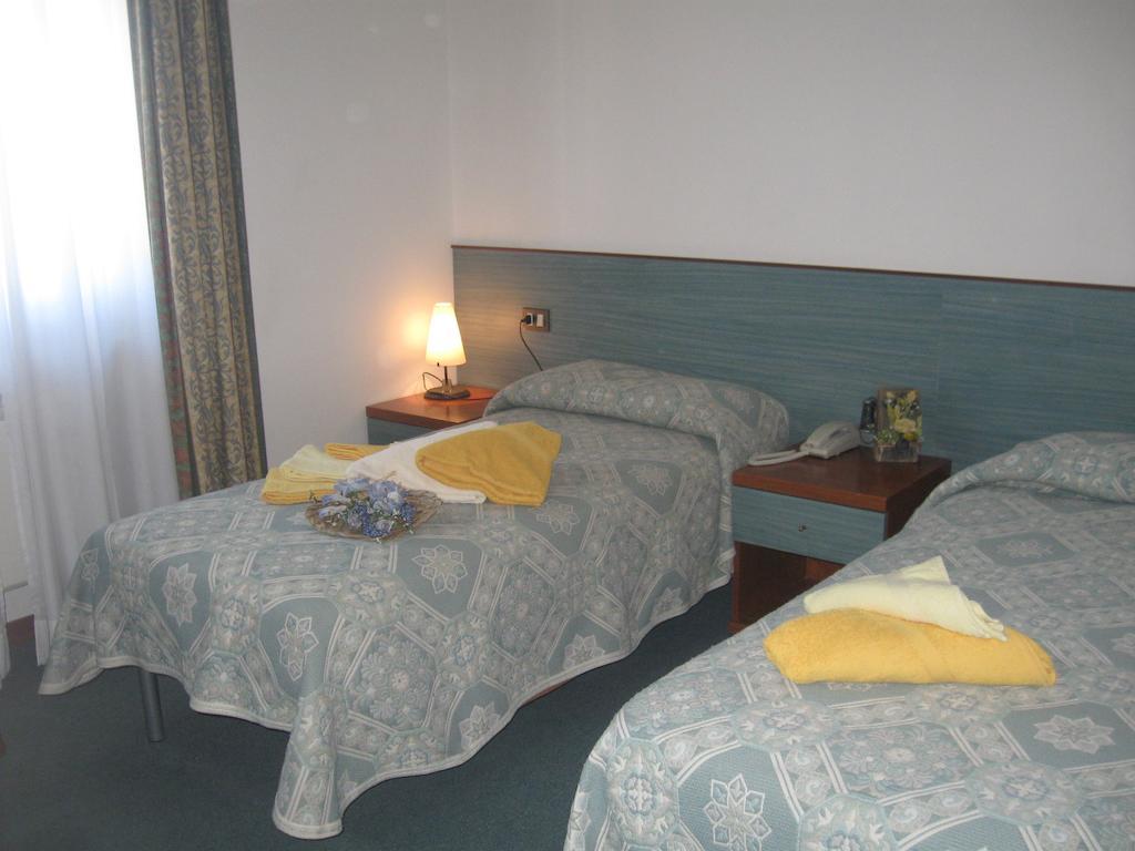 albergo del turista srl Vernasca Camera foto